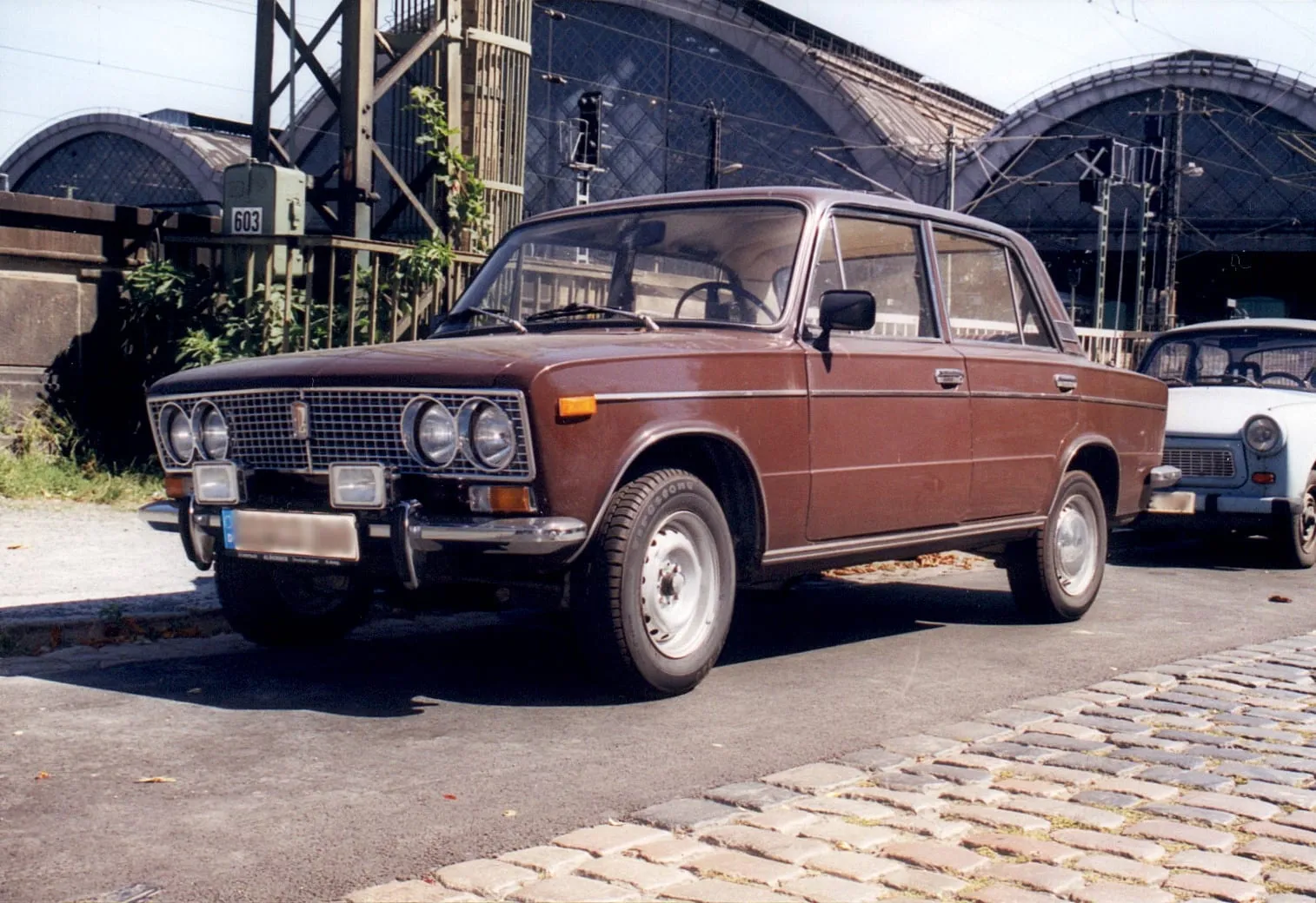 Lada 1500 (ВАЗ-2103) у главного вокзала Дрездена, 2000 год