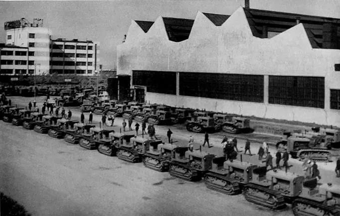 Шеренги готовых тракторов у корпусов Челябинского тракторного завода, 1930-е годы