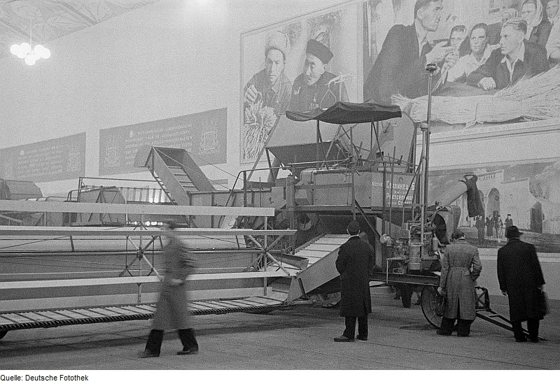 Посетители выставки у «Сталинца-6», 1951 год