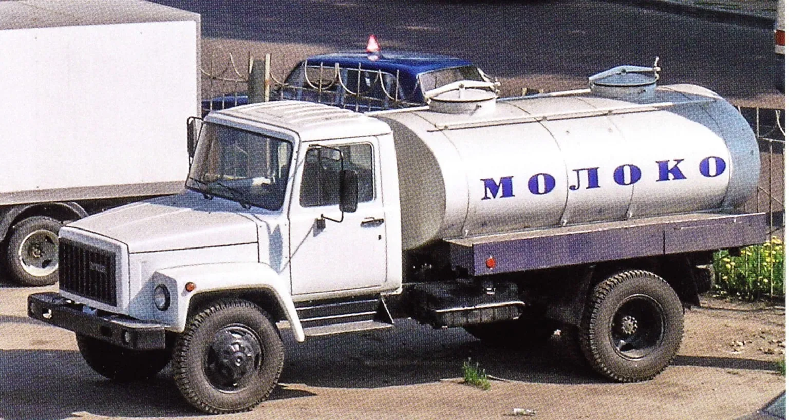 Автоцистерна Г6-ОТА-4,2 на торговой площадке одного из дилеров ГАЗ в Нижнем Новгороде