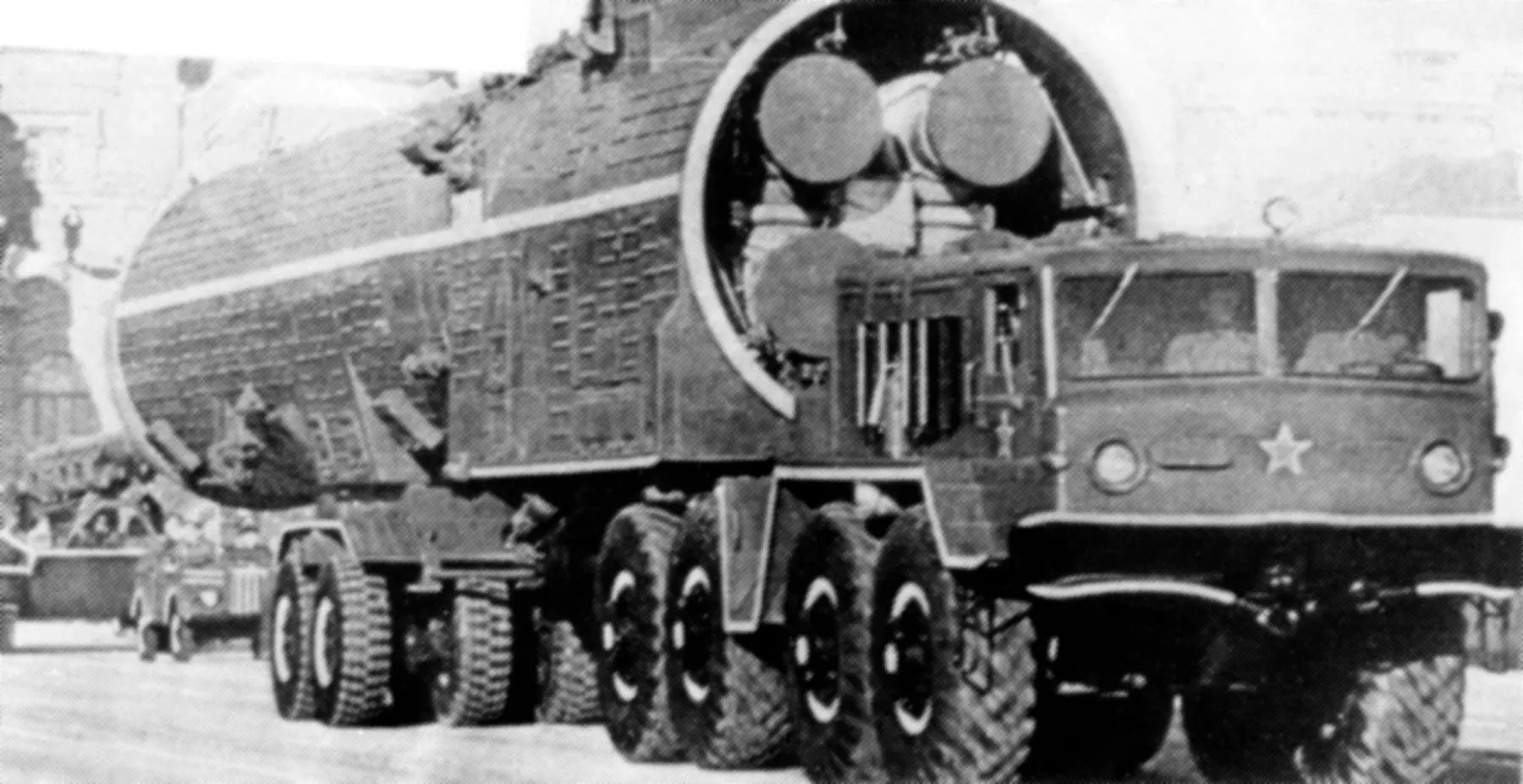 МАЗ-537В с контейнером ракеты комплекса А-35 на параде на Красной площади, 1977 год