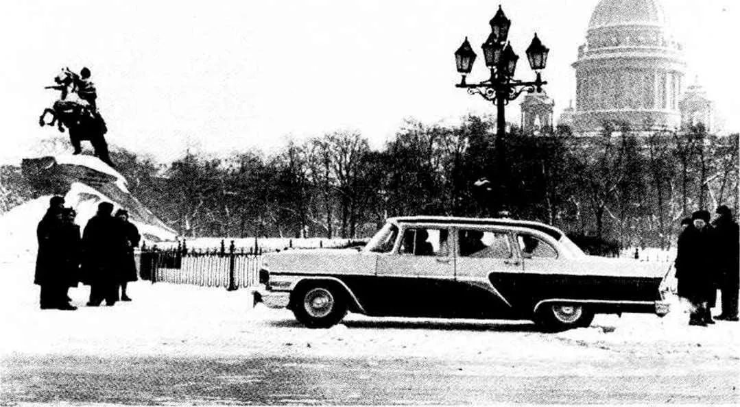 ГАЗ-13 на Исаакиевской площади в Ленинграде, 1960 год