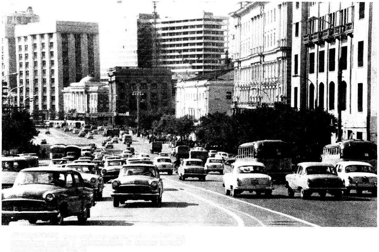 ГАЗ-21 в потоке московского транспорта, 1967 год