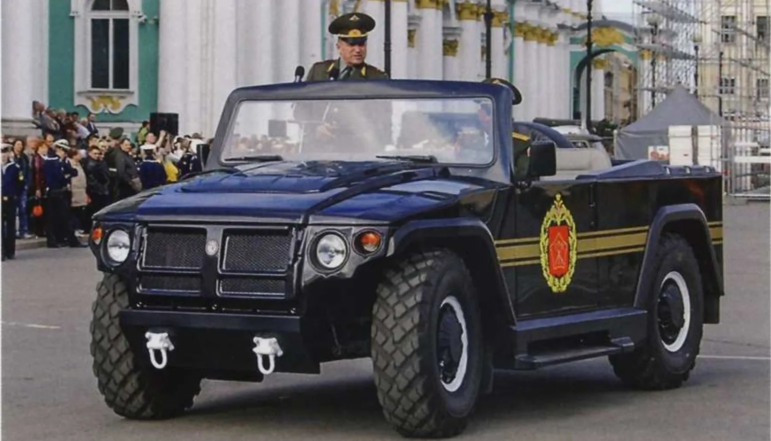 Парадный открытый ГАЗ-46СП на базе «Тигра» на Дворцовой площади в Санкт-Петербурге