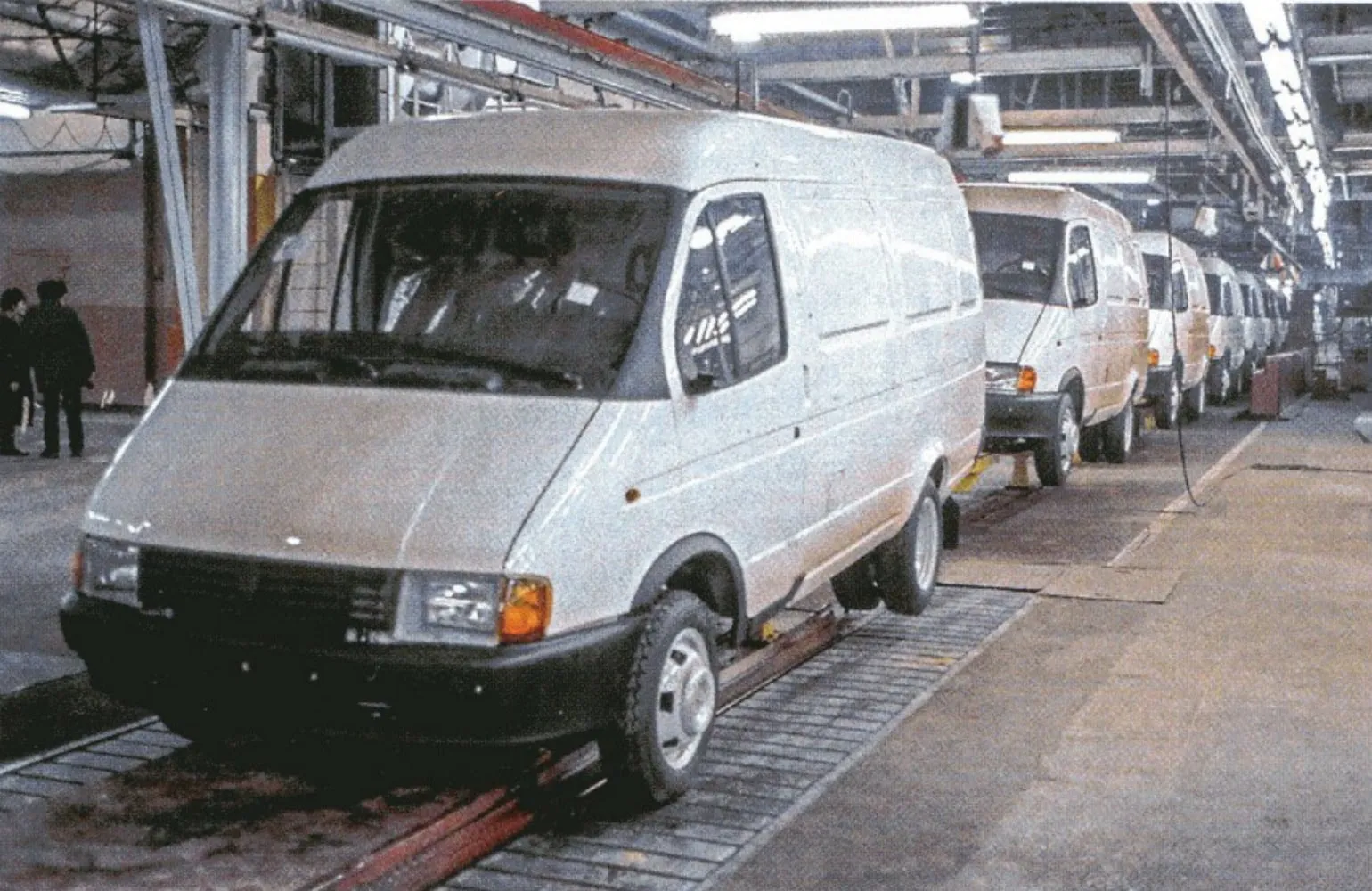 Сборка фургонов ГАЗ-2705 на конвейере Горьковского автозавода