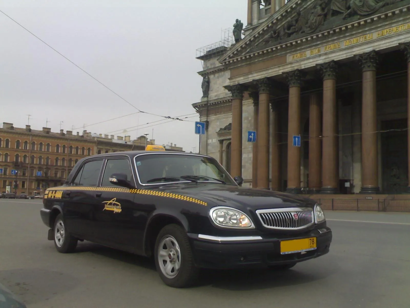 ГАЗ-31105 в раскраске петербургского такси — работа, знакомая «Волге» с пятидесятых