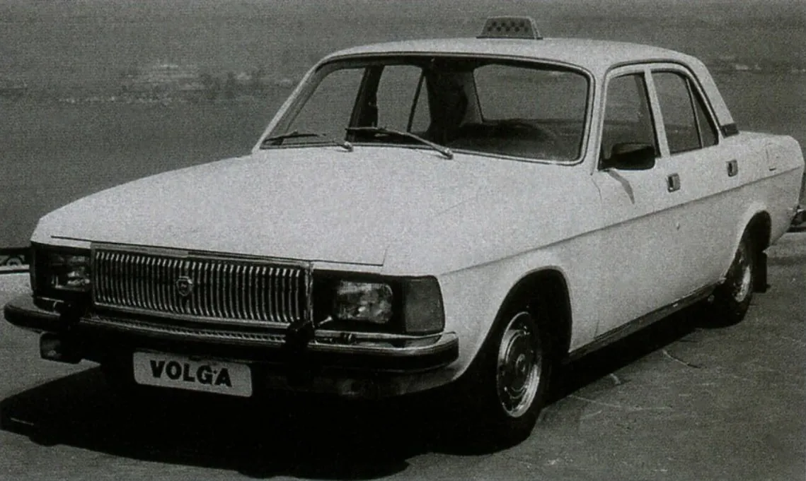ГАЗ-31021 — опытное «олимпийское такси» (проект 1979 года) с фонарём «шашечки» на крыше и резиновыми клыками на бампере