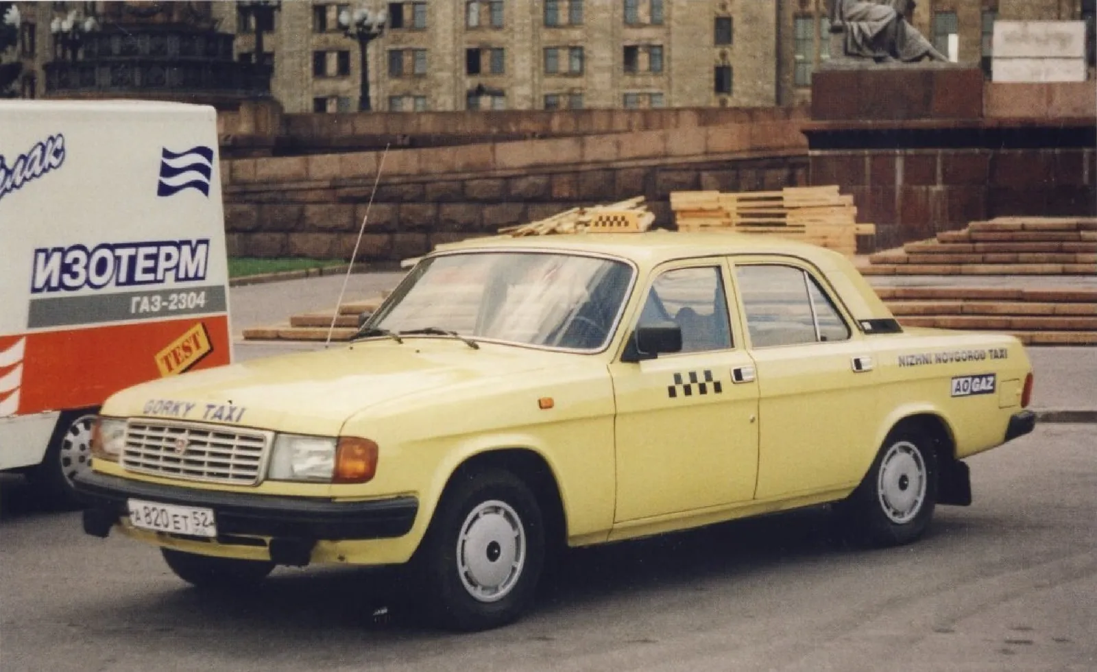 Такси ГАЗ-31021 в лимонно-жёлтой окраске: надписи «Gorky Taxi» и «Nizhni Novgorod Taxi», знак АО «ГАЗ», плафон «такси» на крыше
