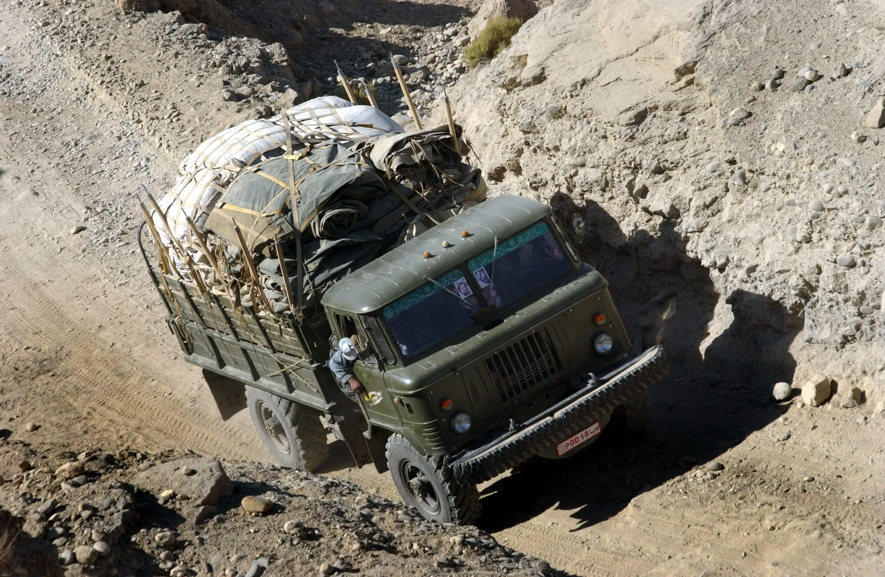 ГАЗ-66 с гуманитарным грузом на горной дороге в Афганистане, 2002 год