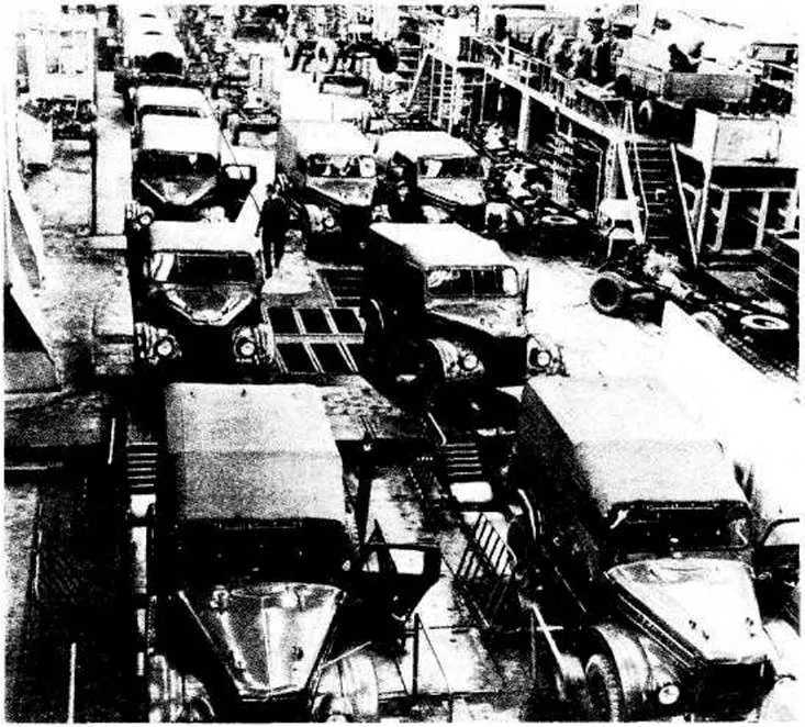 Сборка ГАЗ-69 на конвейере УАЗа, 1955 год