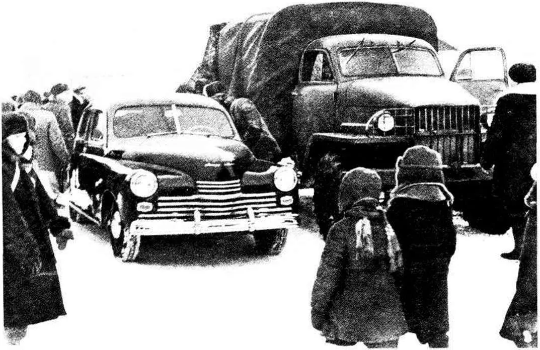 Опытный ГАЗ-20 рядом с опытным ГАЗ-63, 1945 год