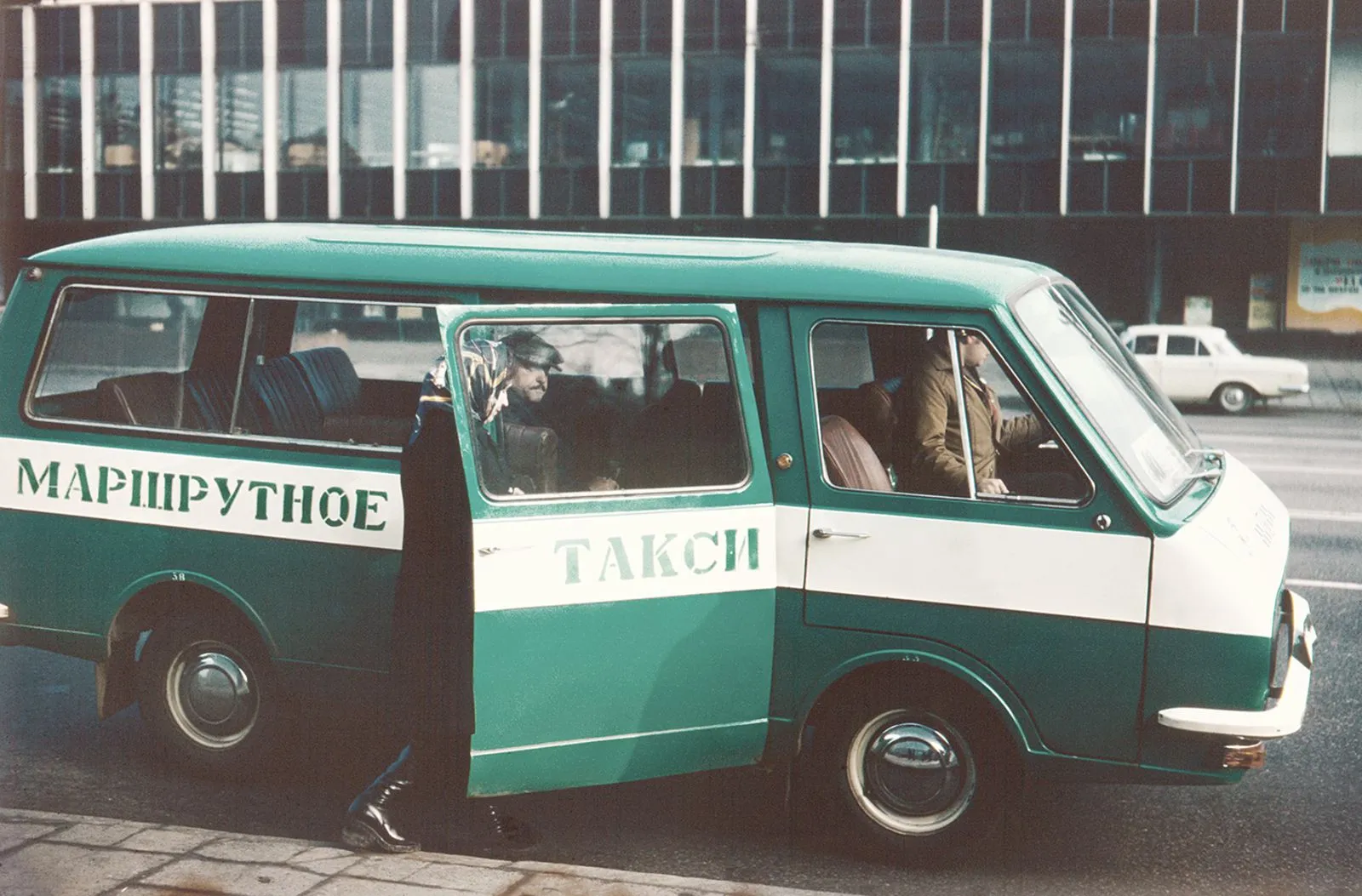 Микроавтобус маршрутного такси на проспекте Калинина, Москва, сентябрь 1977 года