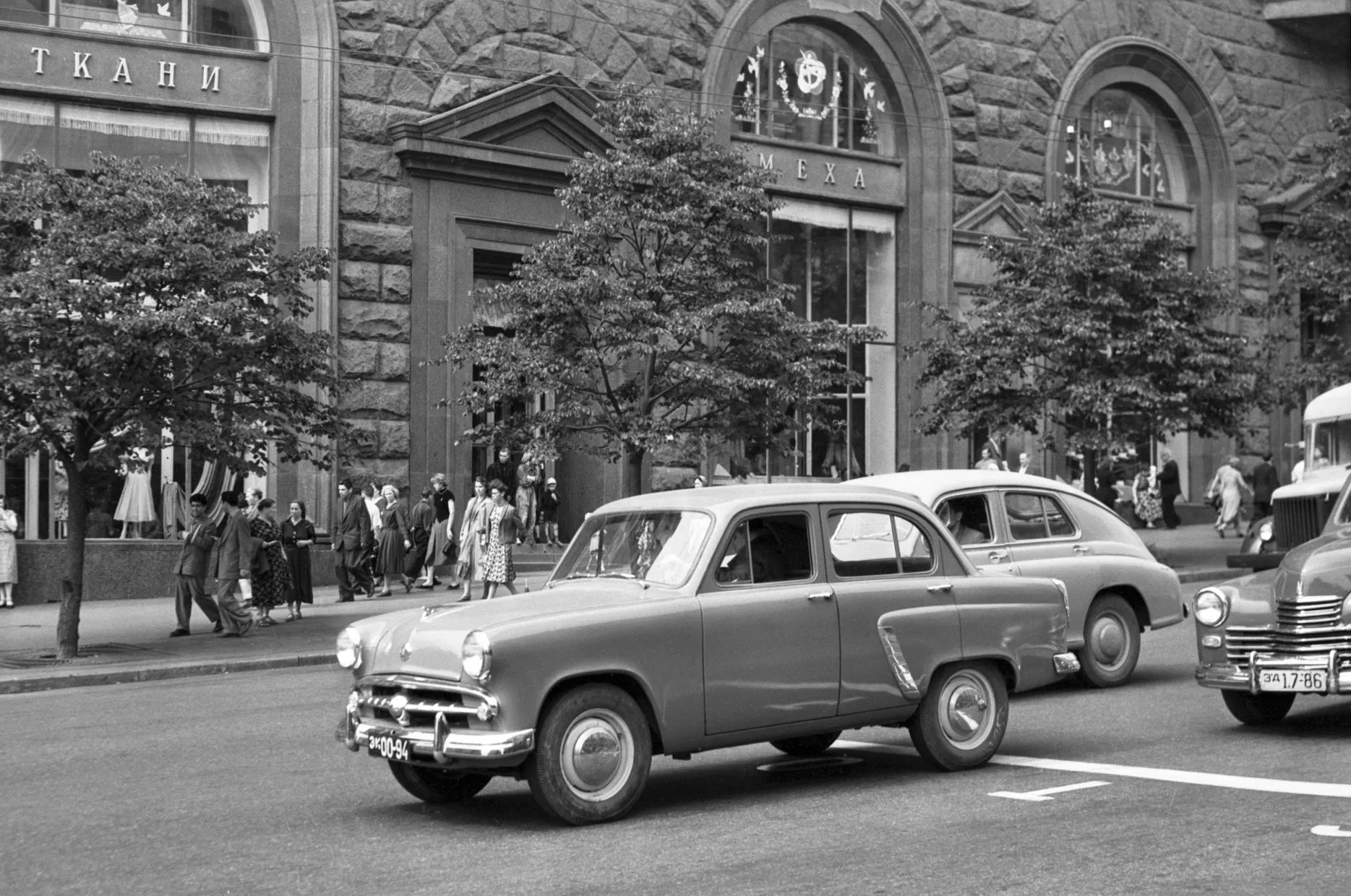Москвич-402 на улице Москвы, 15 августа 1957 года. Снимок И. Кошелькова из собрания Главархива Москвы