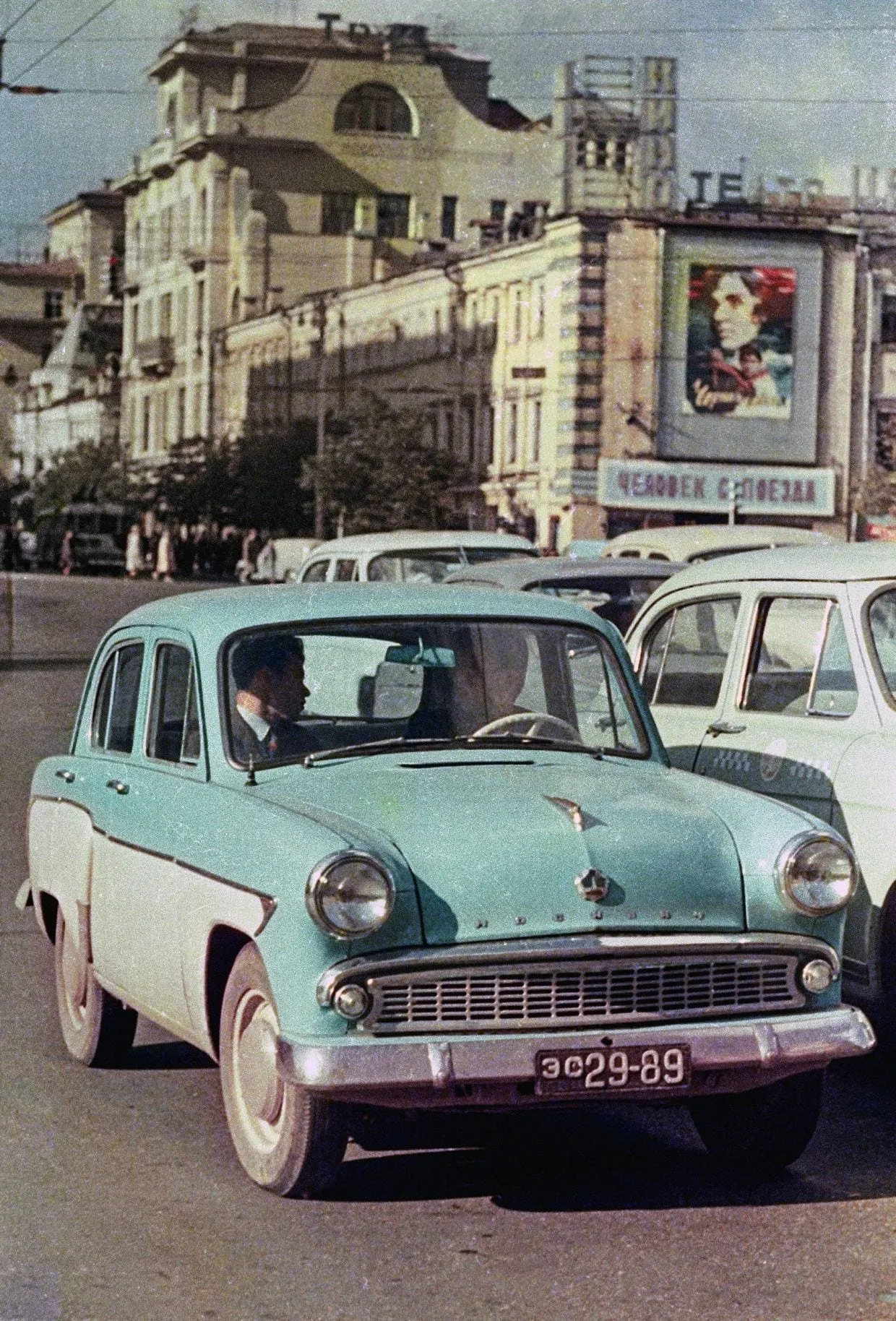 Москвич-407 на улице Горького (ныне Тверская) в Москве, 1962 год. Снимок Д. Козлова из собрания Главархива Москвы