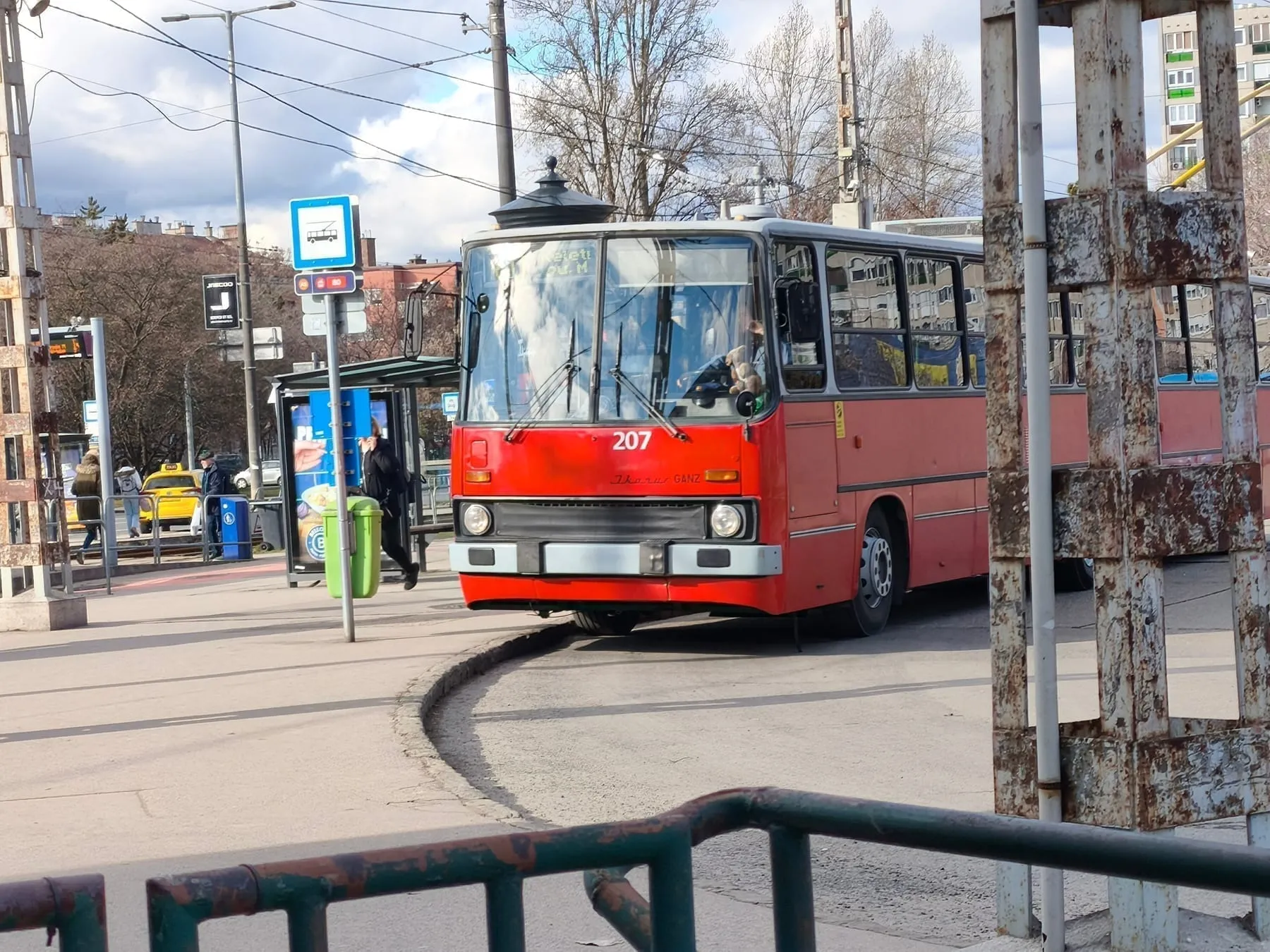Троллейбусный Ikarus 280.94T на площади Эрш везер тере в Будапеште