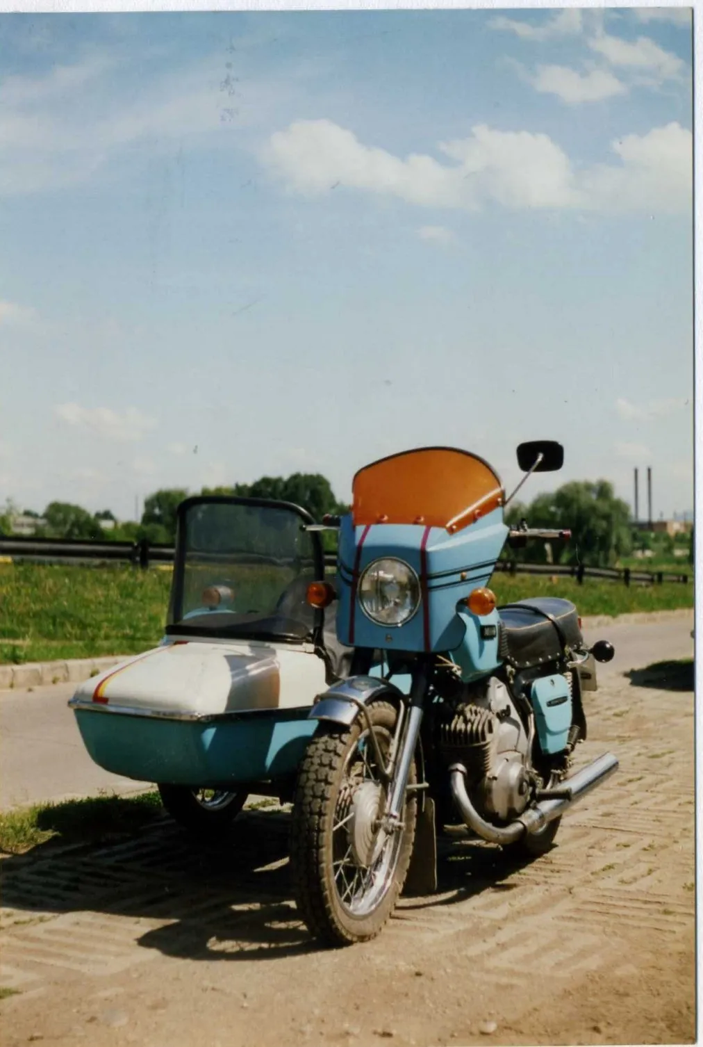 Иж «Юпитер-4» с коляской, Сфынту-Георге, Румыния, июнь 1994 года: самая массовая ижевская модель — 1 068 678 машин
