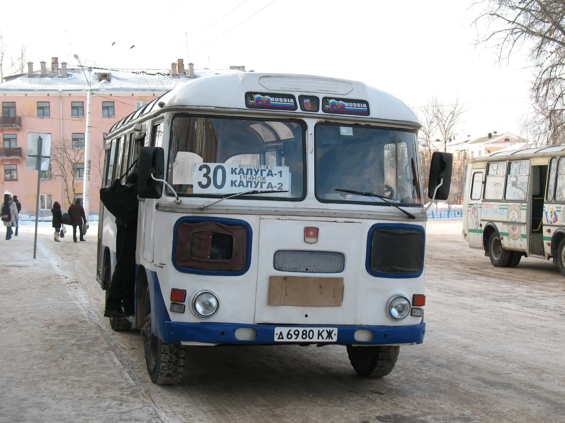 ПАЗ-672 на городском маршруте в Калуге, 2007 год — через восемнадцать лет после снятия с конвейера