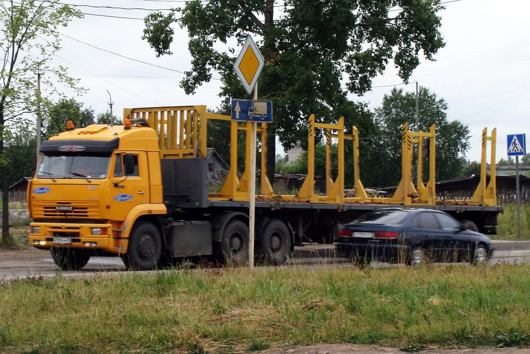 КамАЗ-6460 с лесовозным полуприцепом в Коряжме, 2010 год