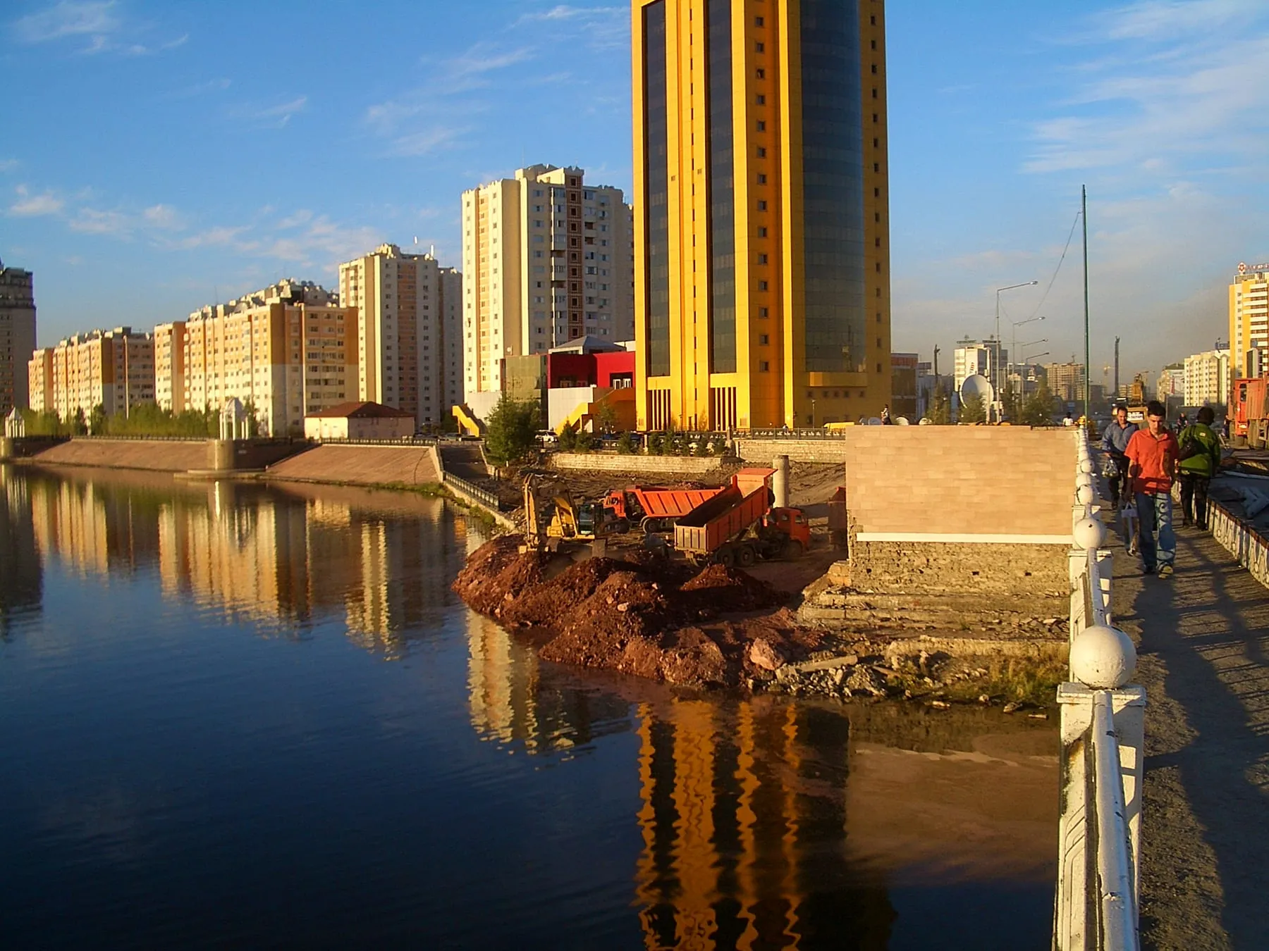 Самосвалы КамАЗ-6540 на строительстве набережной Ишима в Астане, 2007 год