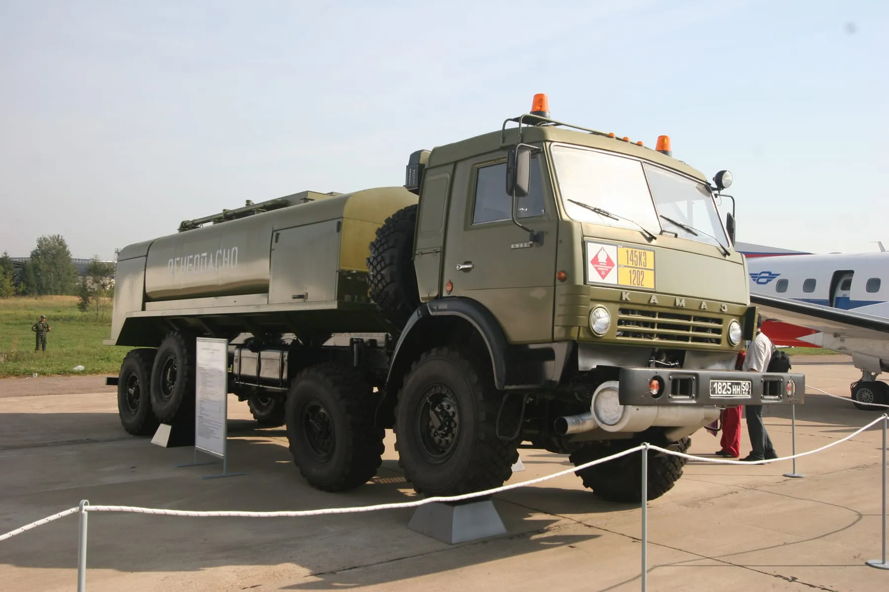Аэродромный топливозаправщик на четырёхосном шасси КамАЗ на авиасалоне МАКС-2007