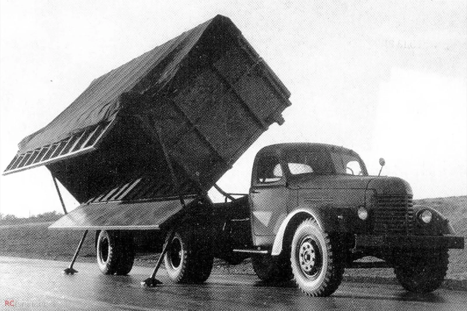 Автопоезд КАЗ-120Т с полуприцепом-самосвалом КАЗ-716 при разгрузке — из того же ролика