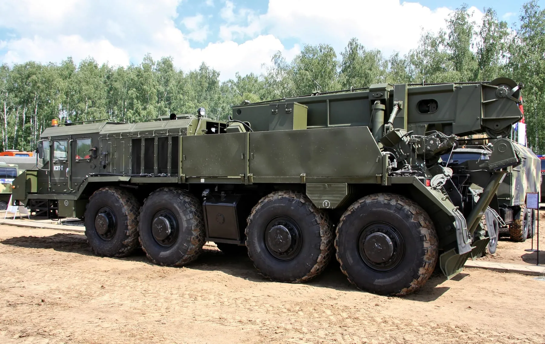 Колёсный эвакуационный тягач КЭТ-Т на шасси КЗКТ-74281-012 на полигоне в Бронницах