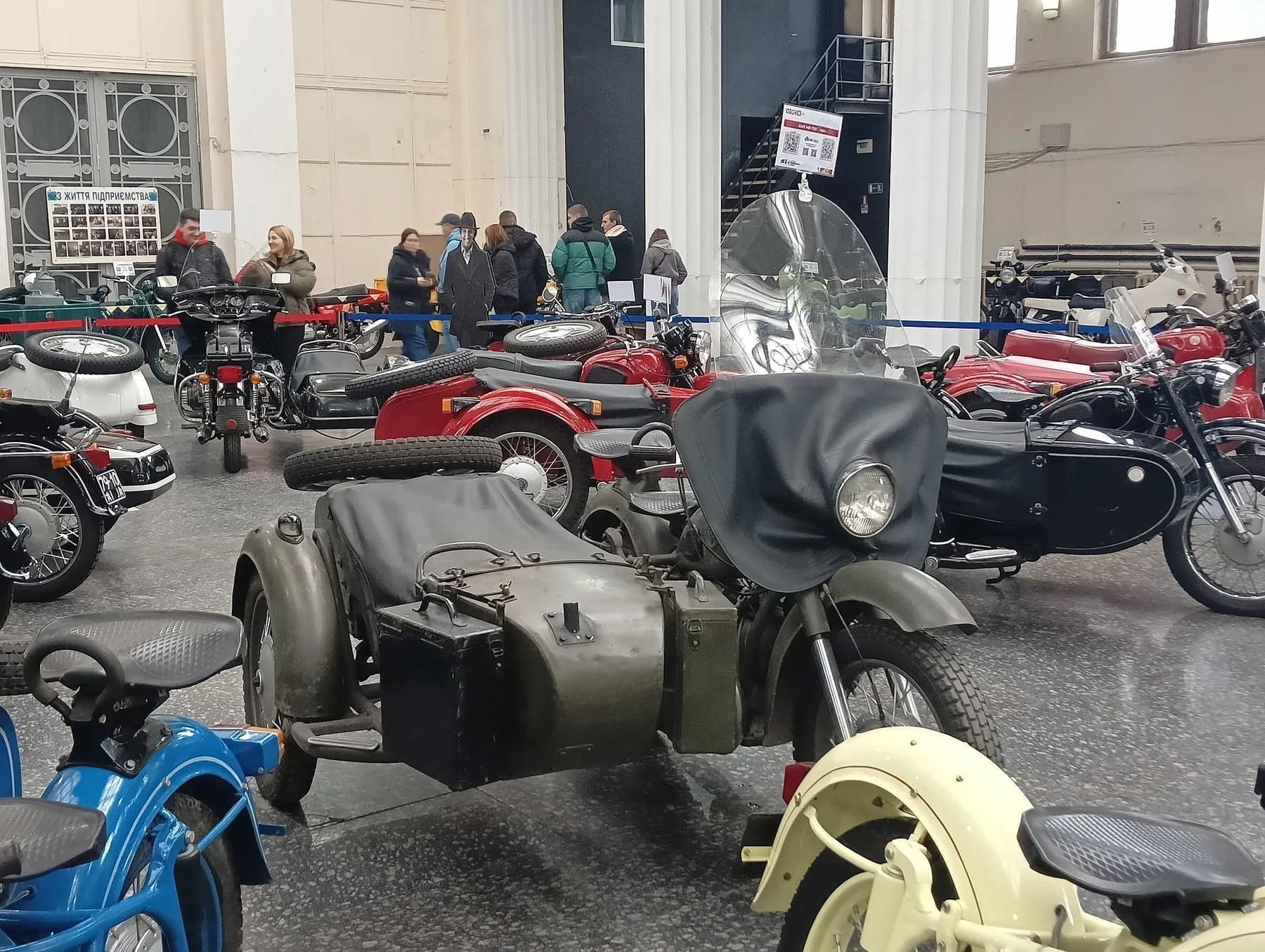 Армейская МВ-750 в защитной окраске, с чехлом на фаре и ящиком ЗИП на коляске