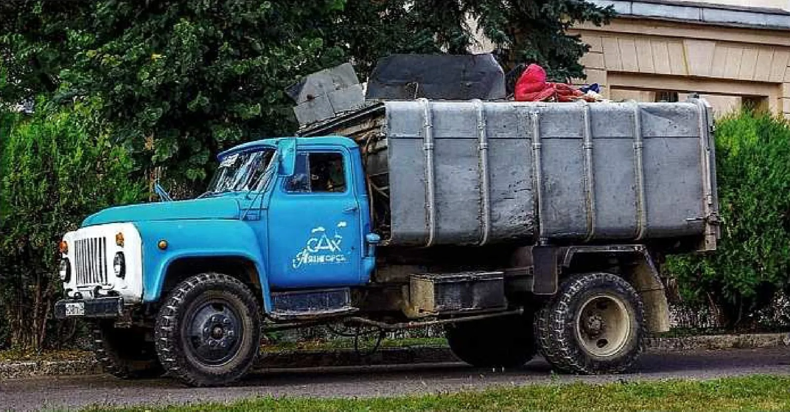 Мусоровоз КО-413 советского производства из Пятигорска: такие машины работали ещё в 2000-е годы