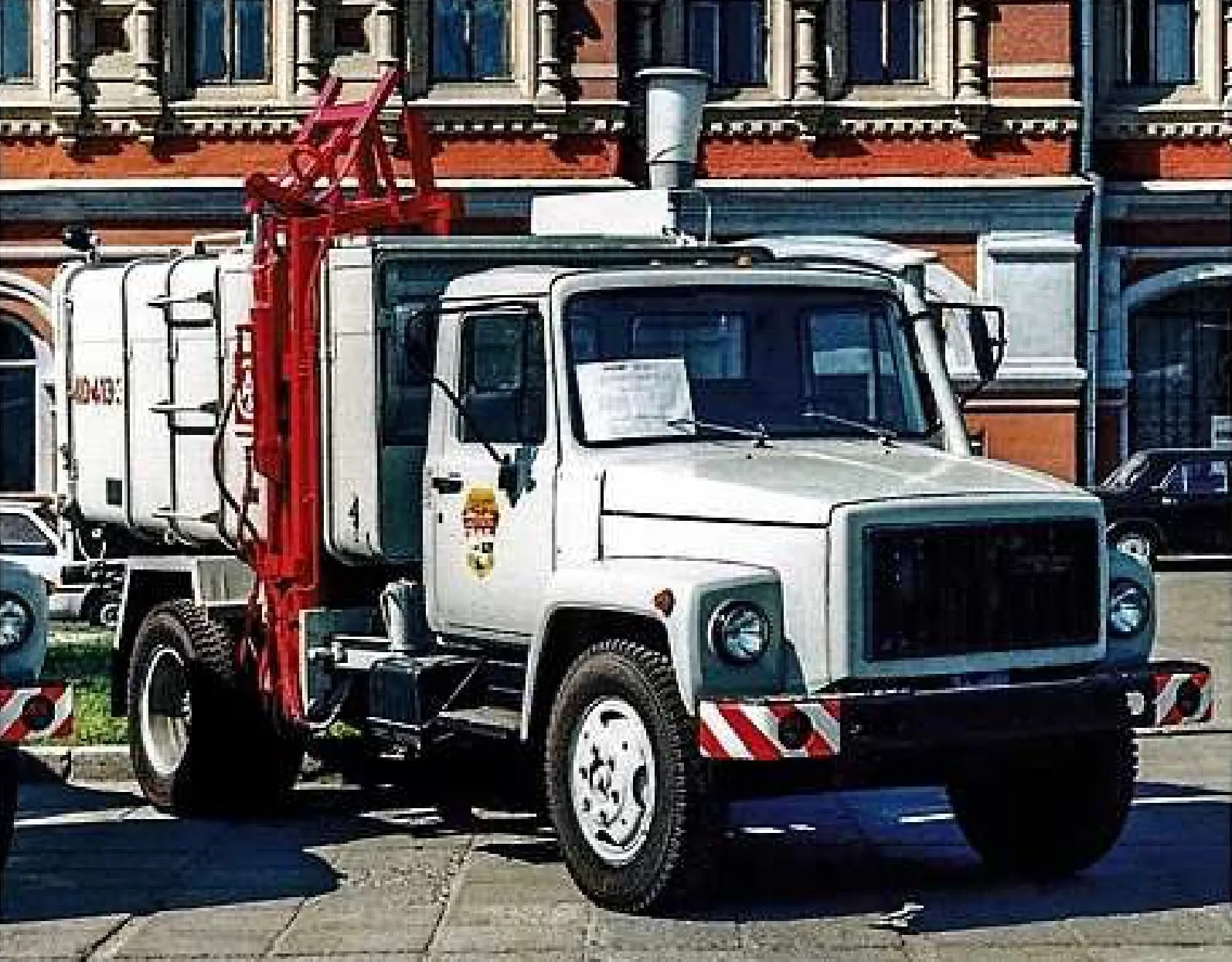 Мусоровоз КО-413-3 на шасси дизельного грузовика ГАЗ-4301 на выставке в Нижнем Новгороде