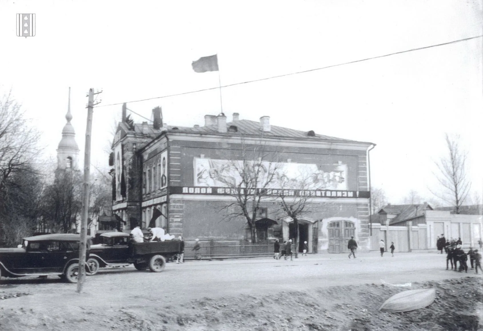 ГАЗ-А и полуторка у здания райисполкома в Колпине, 1936 год
