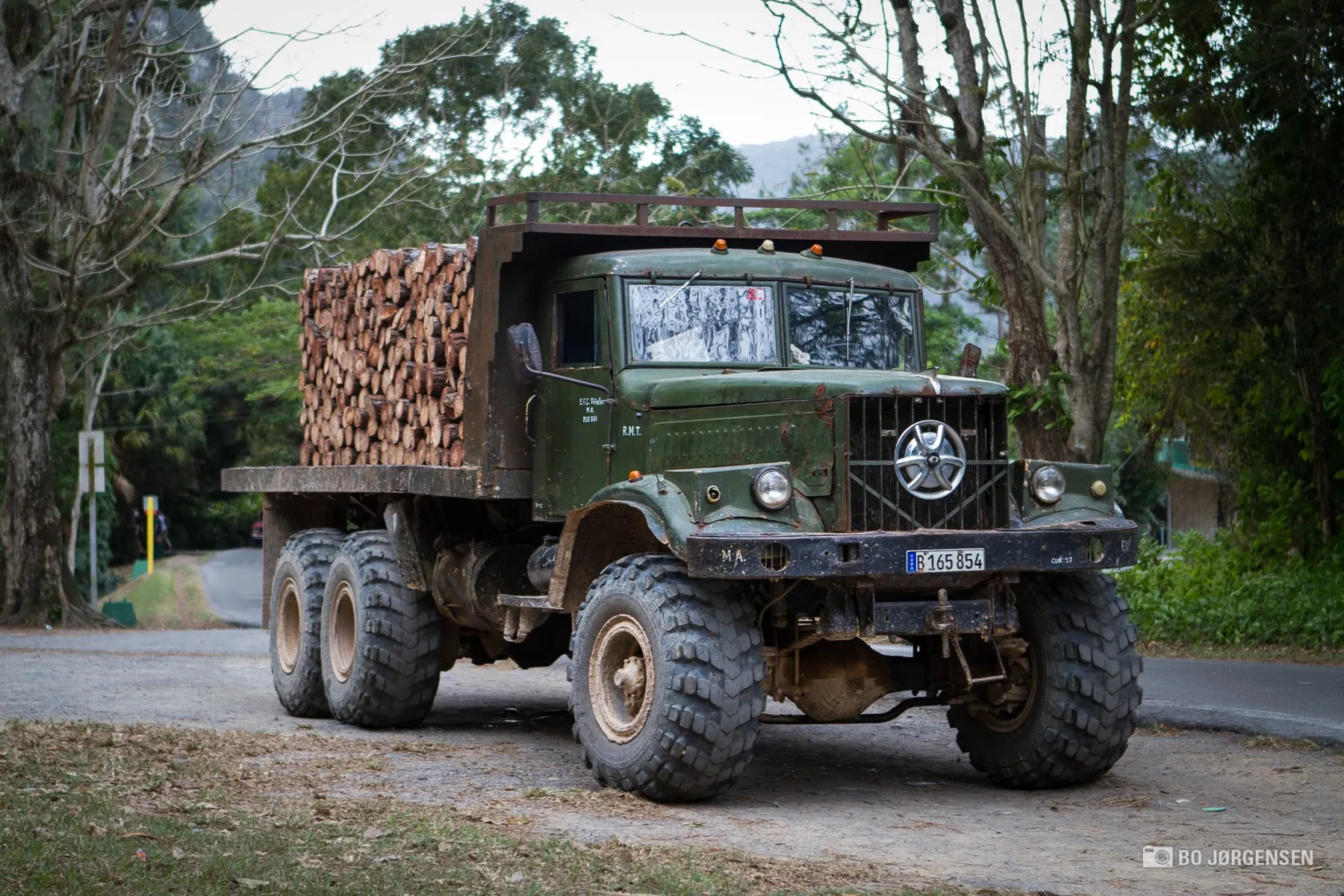 КрАЗ-255 на вывозке леса на Кубе: прямоугольные короба фар выдают машину после 1969 года