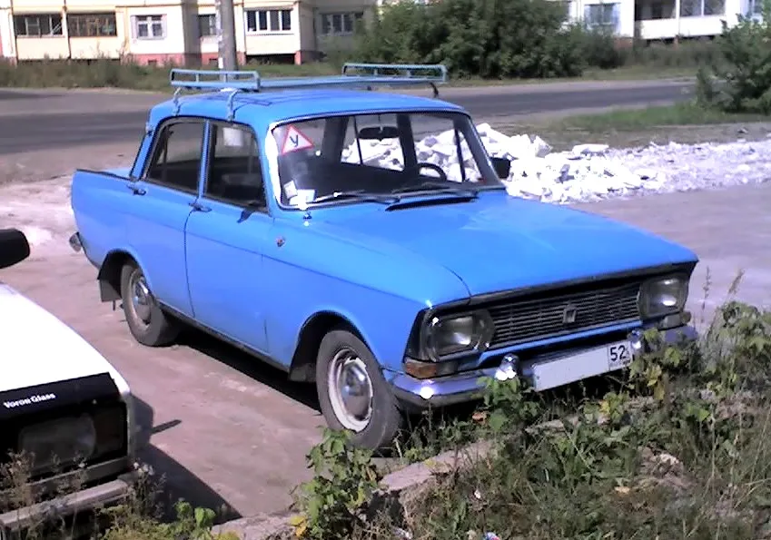 Передок Москвича-412ИЭ после рестайлинга 1969 года: прямоугольные фары
