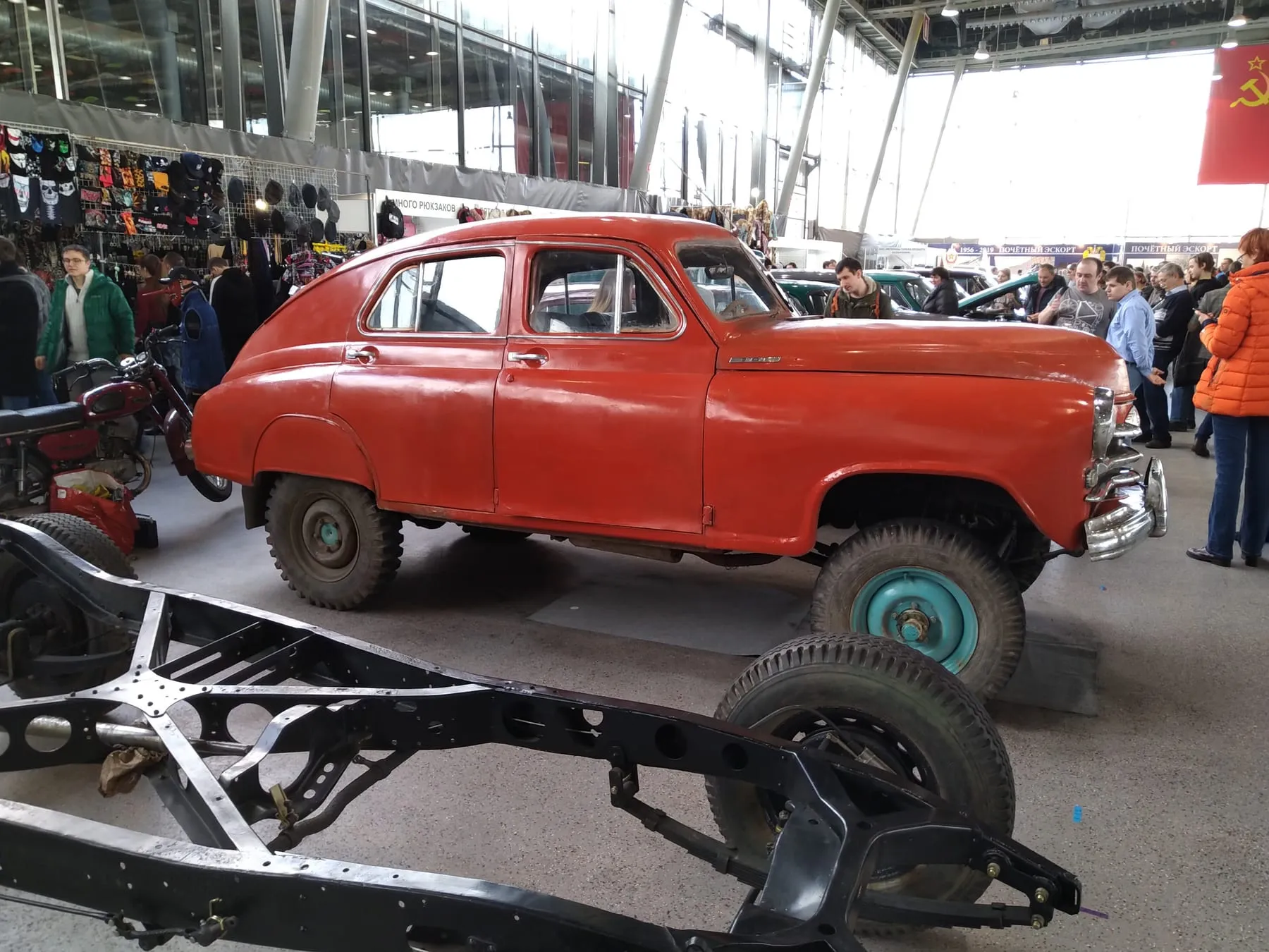 Нереставрированный М-72 на слёте старинных автомобилей в «Сокольниках», 2019 год: видно, насколько выше «Победы» стоит кузов