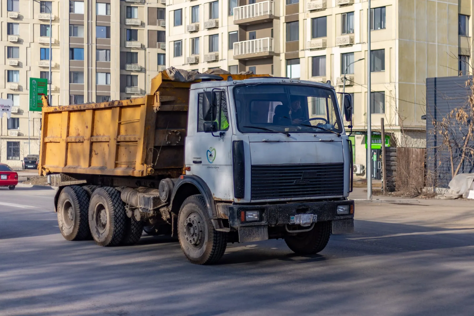 МАЗ-5516 на улице Ауэзова в Алматы, 2025 год