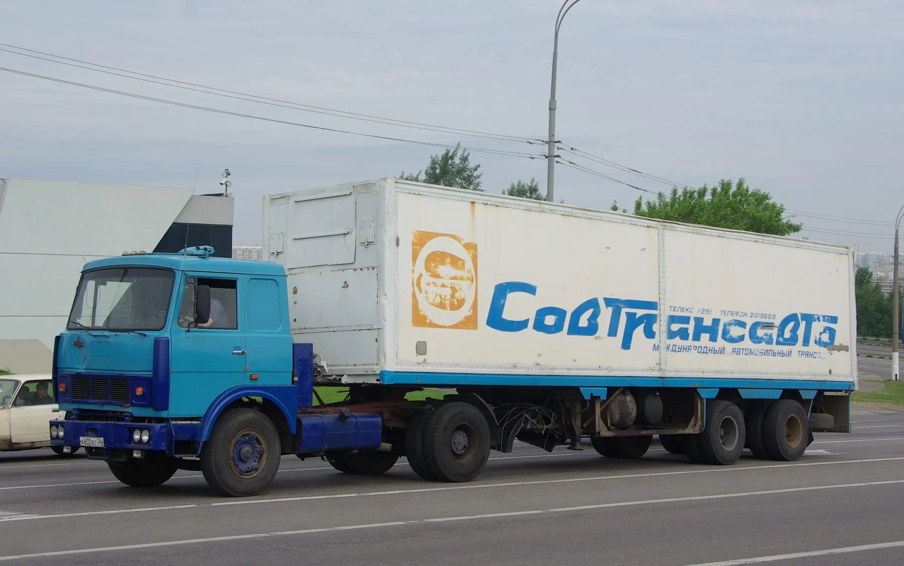 Тягач МАЗ с полуприцепом в окраске «Совтрансавто» — такими автопоезда уходили в Европу в 1980-е