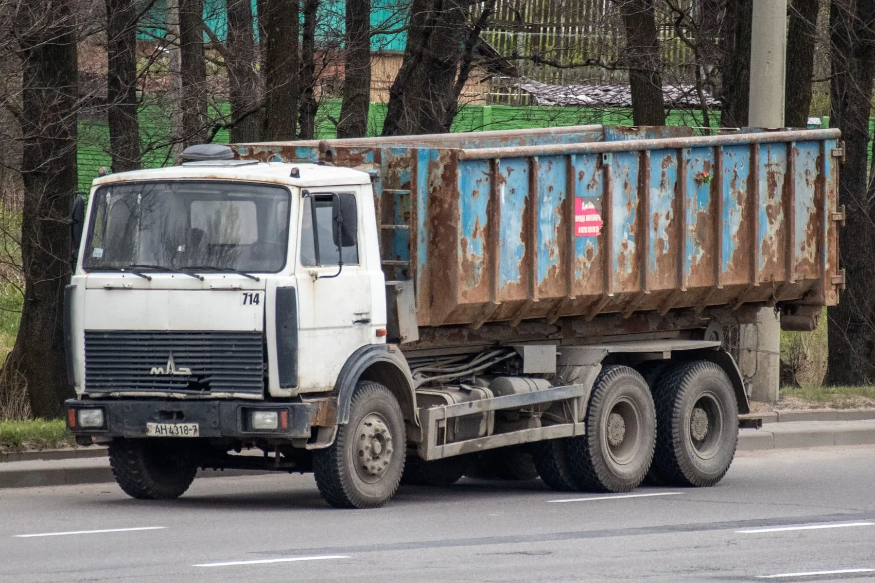 Шасси семейства с контейнеровозом-мультилифтом на улице Минска