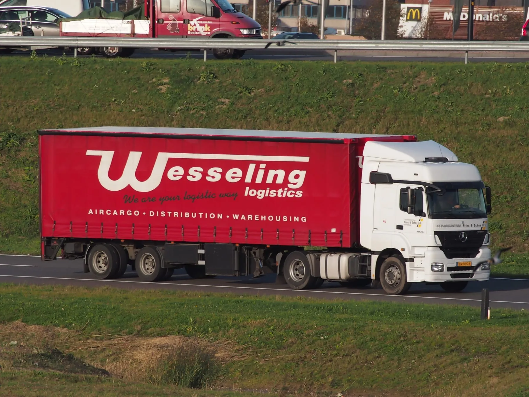 Mercedes-Benz Axor 1836 LS на автостраде в Нидерландах