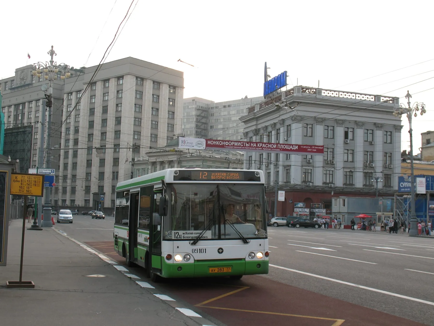 ПАЗ-3237 на Театральной площади в Москве, маршрут 12ц, 2007 год: машину заказывал именно Мосгортранс