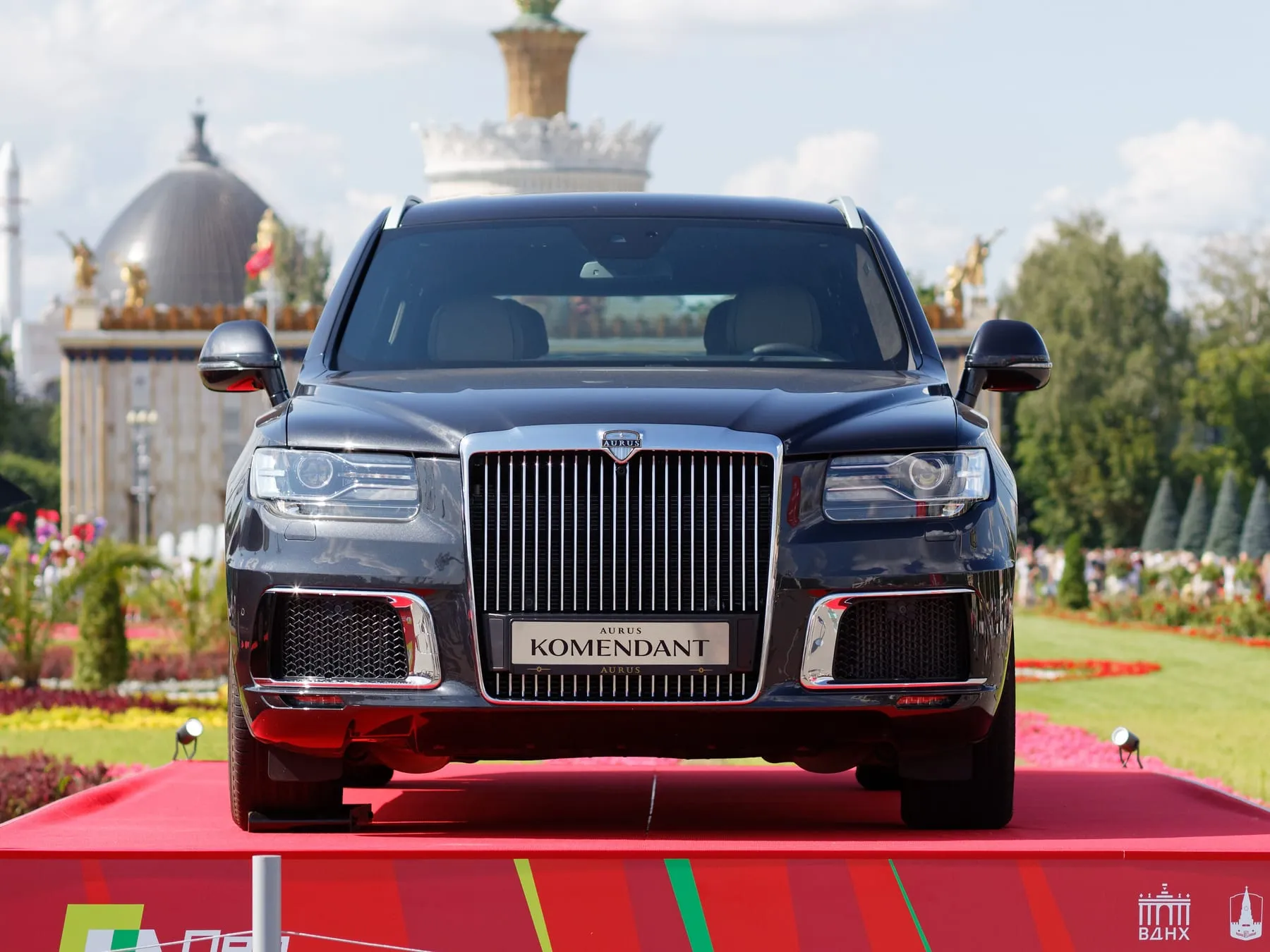 Aurus Komendant на автосалоне «ПроДвижение» на ВДНХ, 2025 год