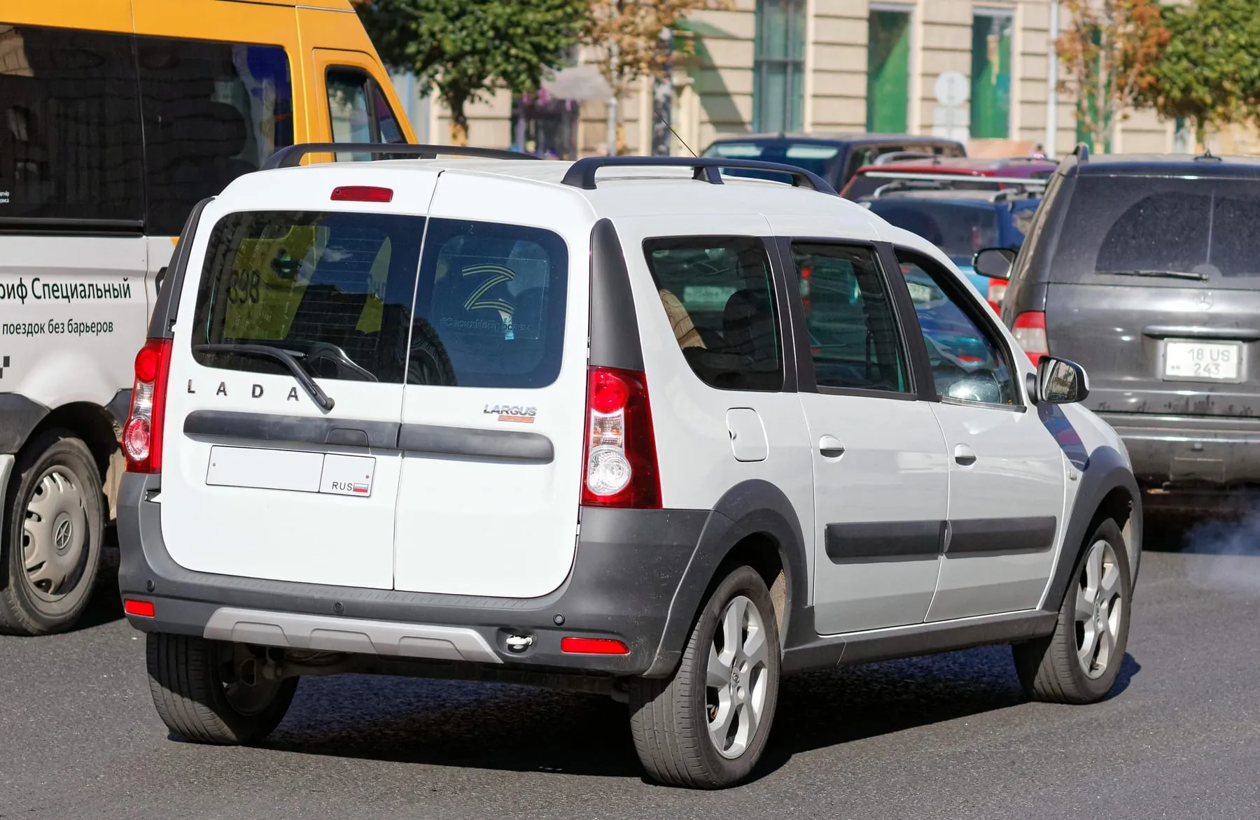 Фургоны Lada Largus в службе доставки. Москва, 2025 год