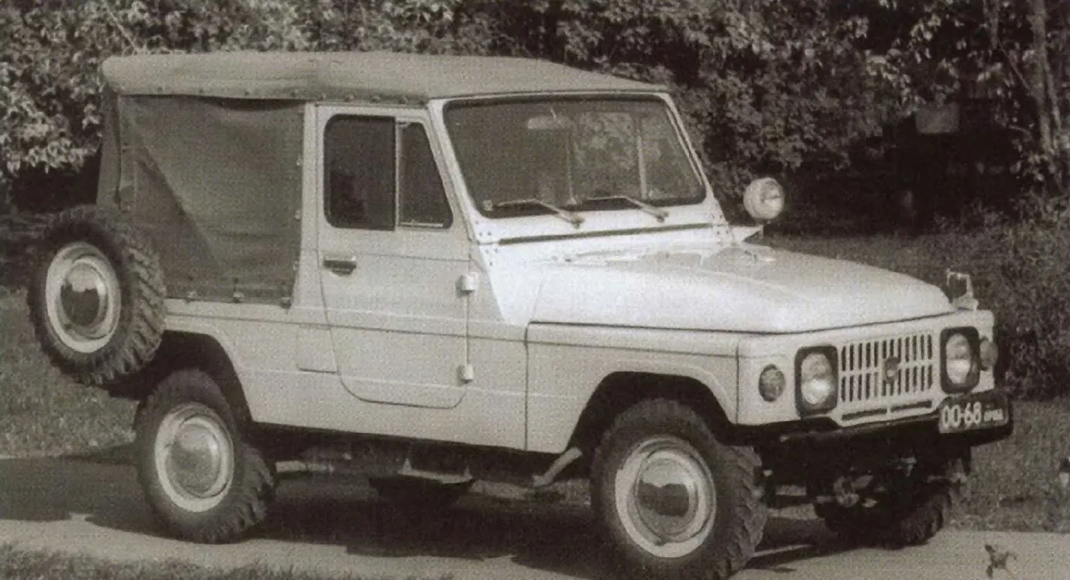 «Москвич-2150» с открытым кузовом — базовая модель семейства; на машине стоят фара-искатель и тент со съёмными боковинами