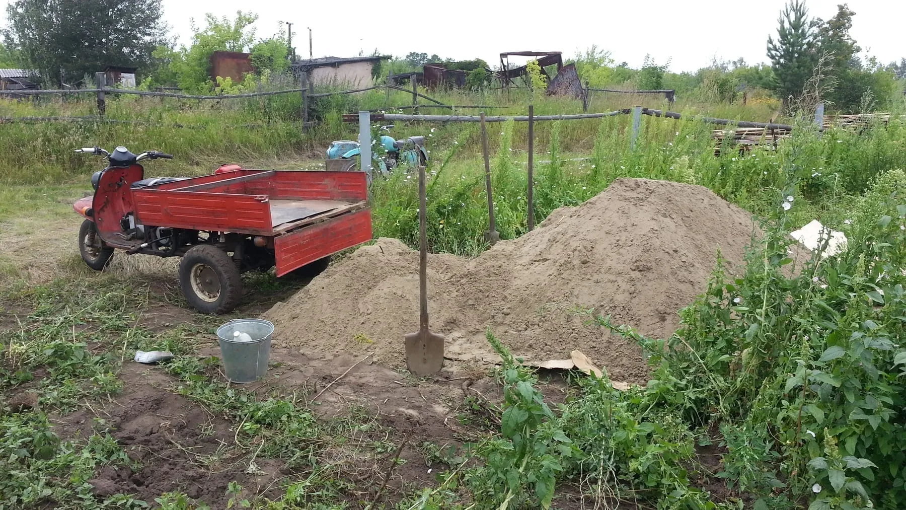 «Муравей» на подвозе песка в посёлке Талица: работа, ради которой машину и делали