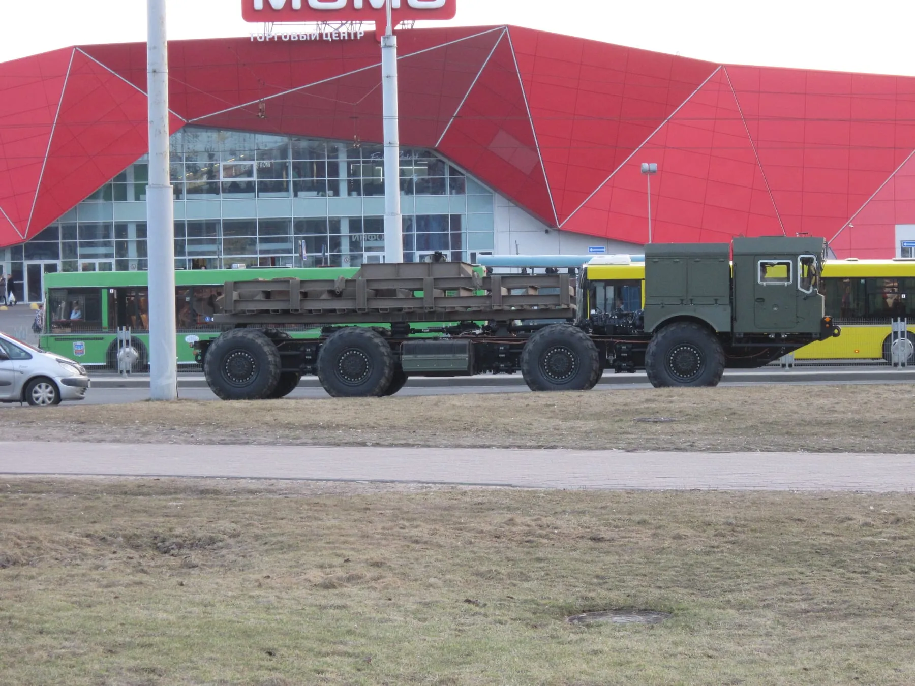 Шасси МЗКТ-7930 без надстройки на территории завода в Минске
