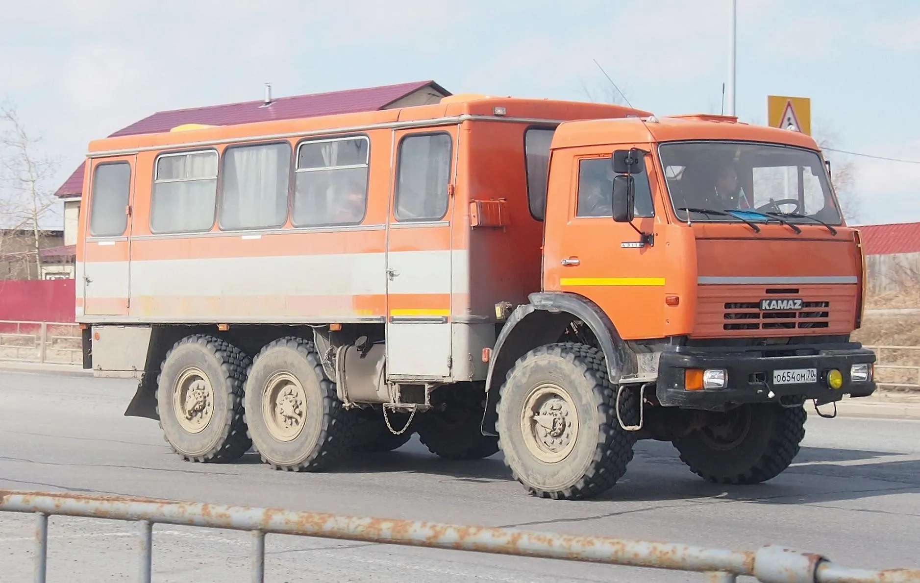 Вахтовый автобус НефАЗ-4208 на шасси КамАЗ-43114, Ханты-Мансийск, 2015 год