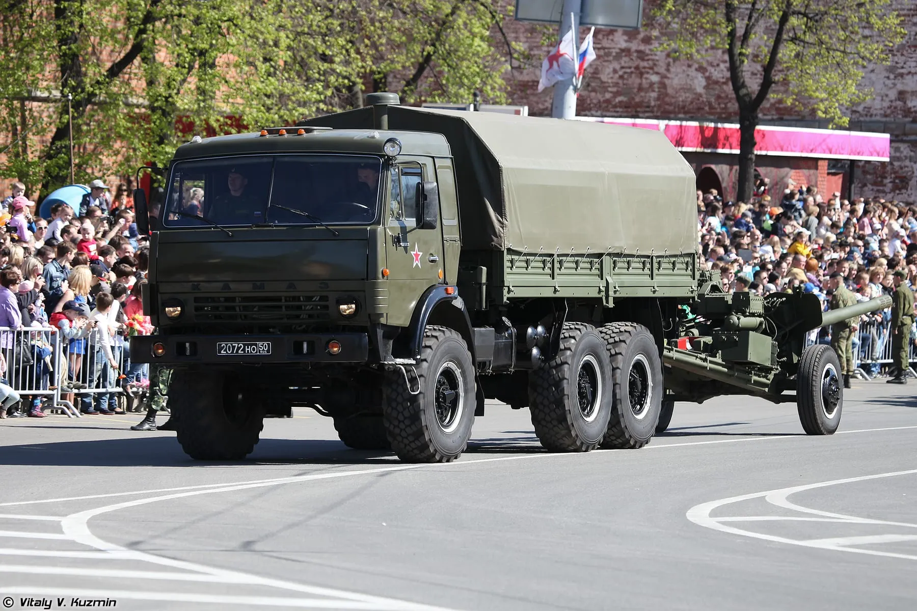 Армейский КамАЗ-43114 буксирует 100-мм противотанковую пушку МТ-12Р на параде в Нижнем Новгороде, 2014 год