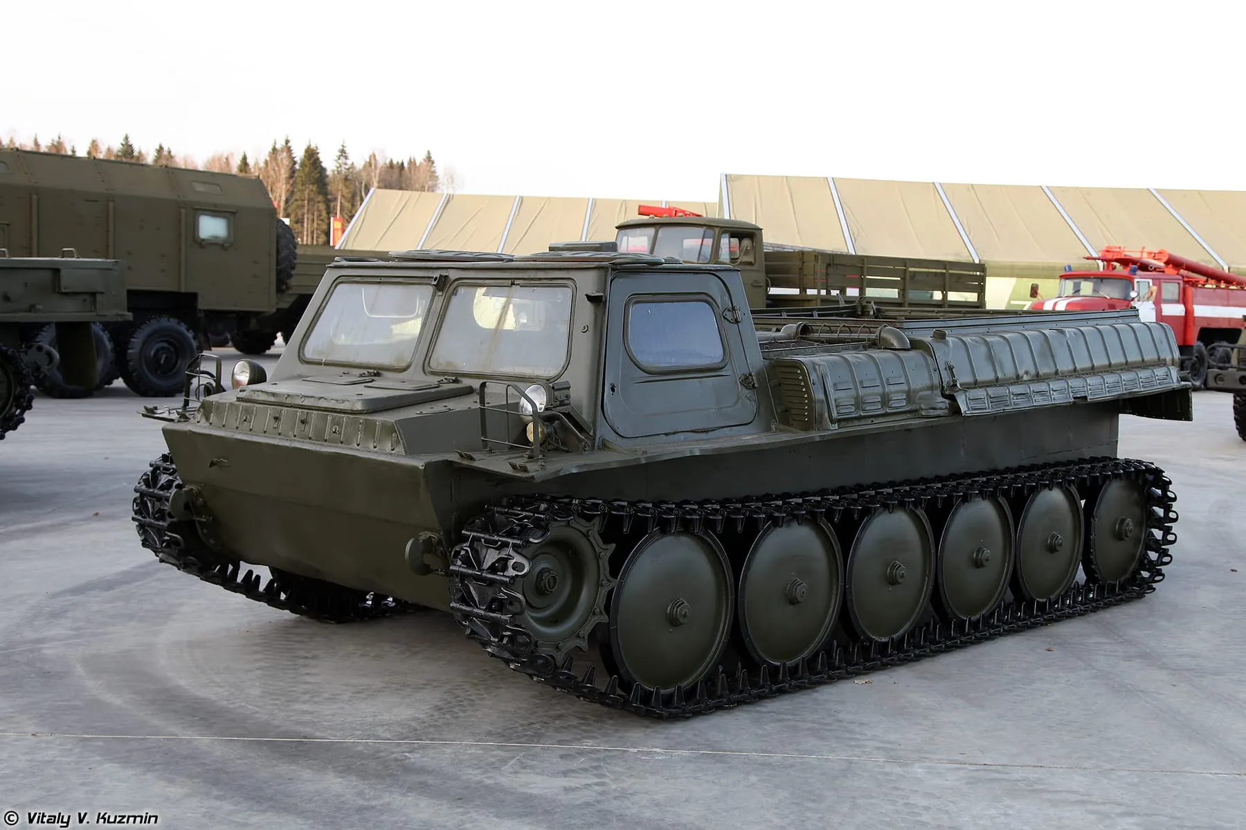 Промежуточное звено родословной — ГАЗ-3403 1985 года с бензиновым мотором и новой гусеницей, парк «Патриот»