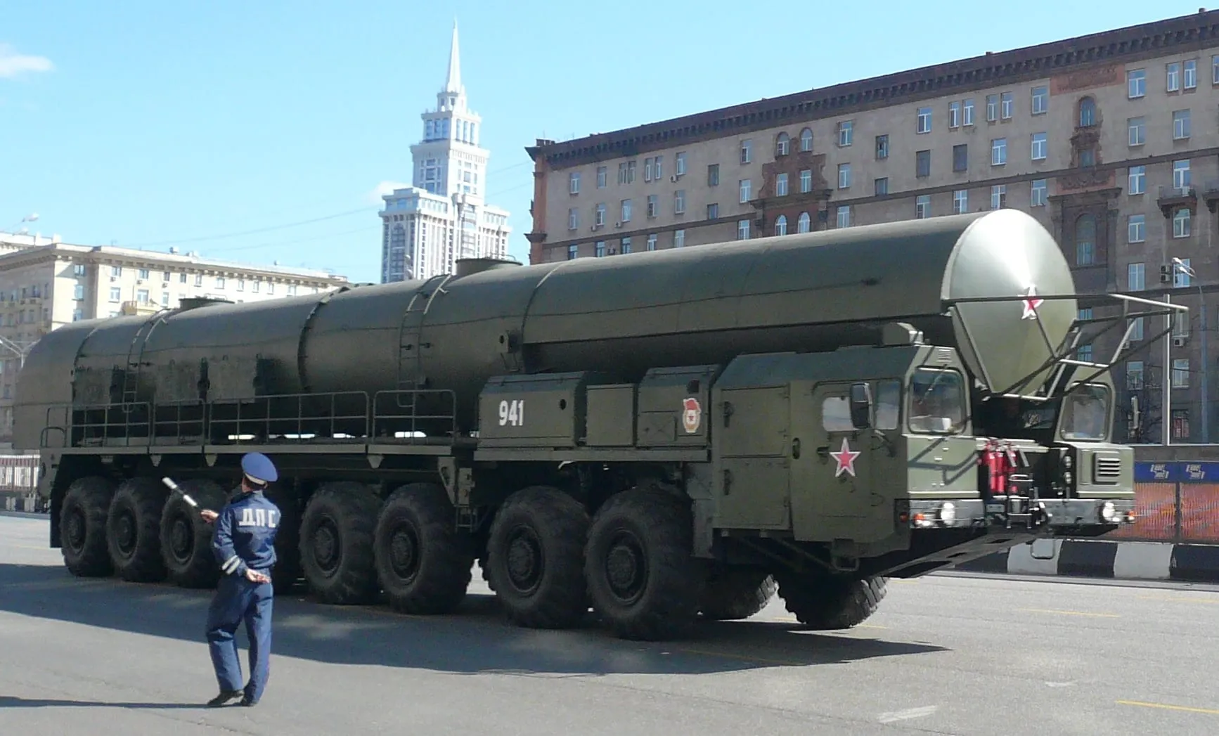 Боевая машина сопровождения комплекса «Тополь-М» на том же шасси — учебная машина для подготовки механиков-водителей, с макетом контейнера