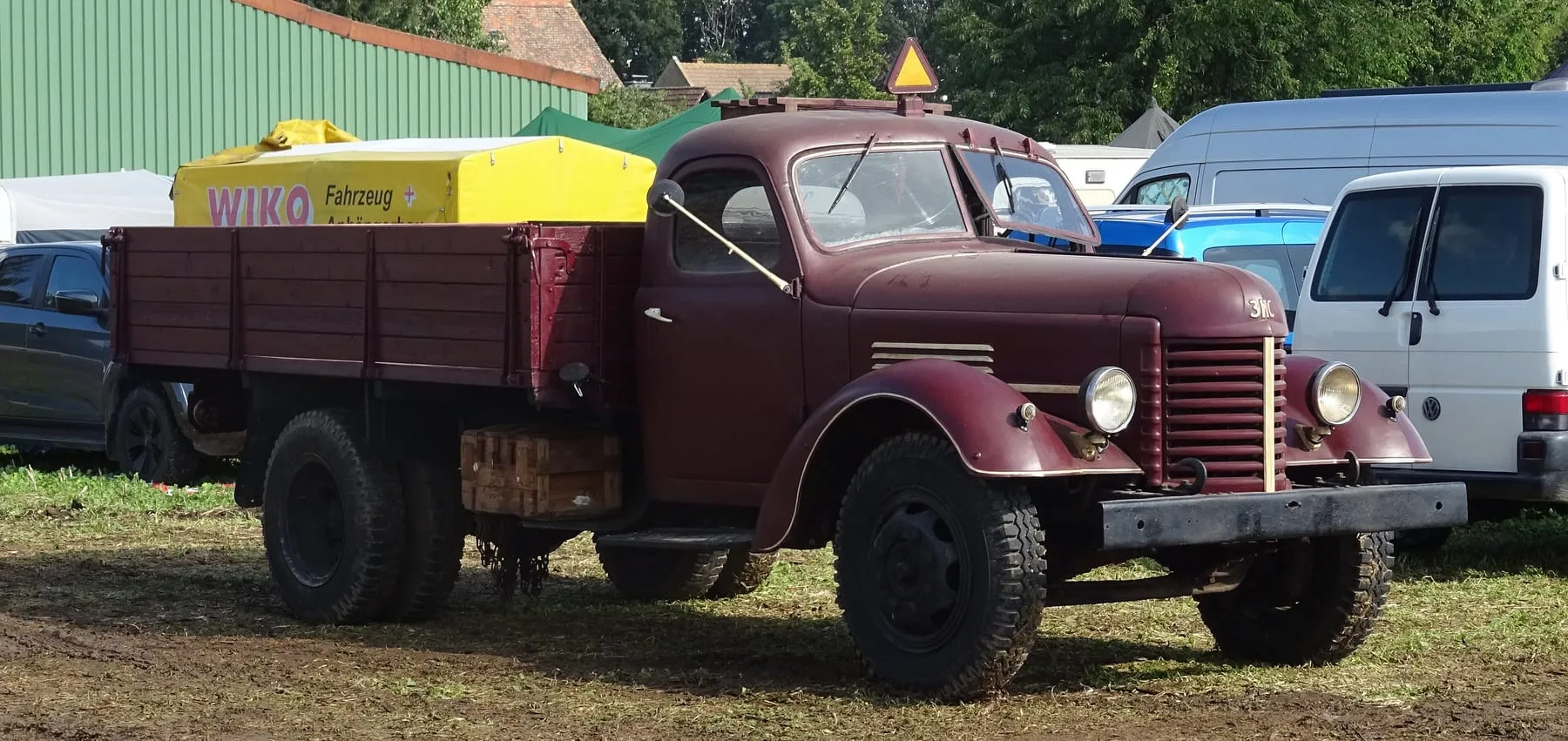 ЗИС-150 выпуска 1947 года с деревянной бортовой платформой на слёте старой техники в Версдорфе, Германия