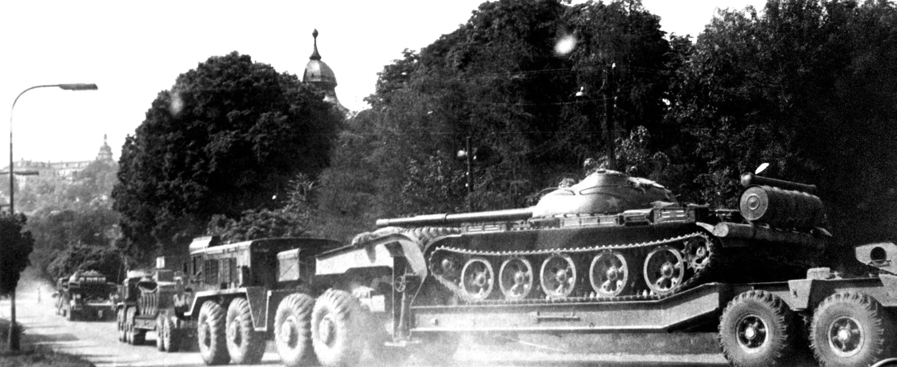 МАЗ-537Г с полуприцепами МАЗ-5247Г везут танки Т-62; снимок из издания «Soviet Military Power», 1984 год