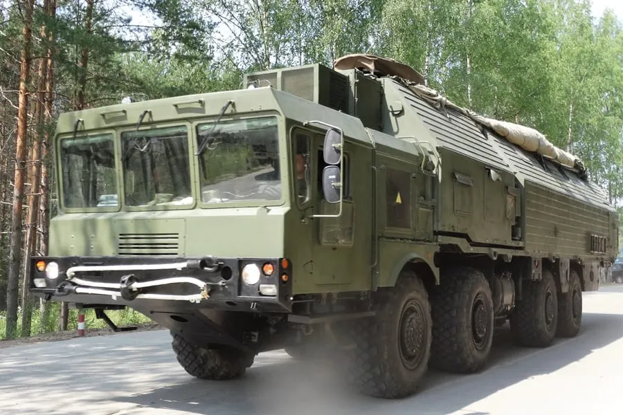Пусковая установка комплекса «Искандер-М» на шасси МЗКТ-7930 на марше